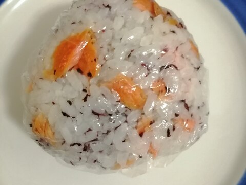 塩焼き鮭(塩銀鮭)とゆかりと亜麻仁オイルのおにぎり